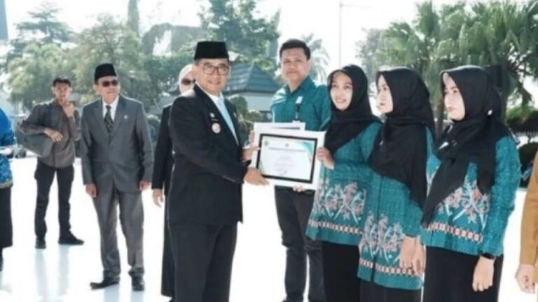 Pemerintah Provinsi Kalimantan Timur Berikan Penghargaan kepada Pejuang Kesehatan pada Peringatan HKN ke-60