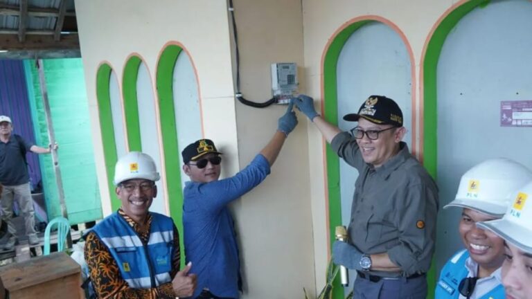 PLN UID Kalselteng Wujudkan Cita-Cita Menerangi Tiga Desa di Barito Timur