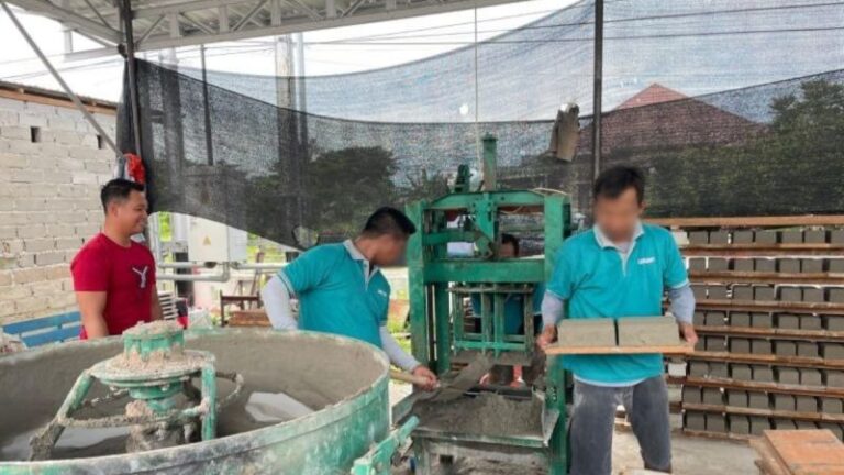Produktif di Balik Jeruji, Warga Binaan Lapas Sampit Bikin Batako