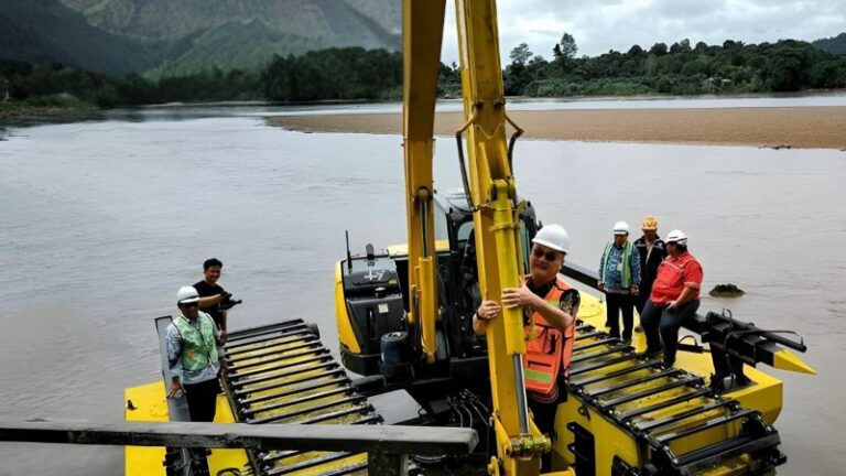 Pemkab Malinau Berhasil Uji Coba Excavator Amfibi