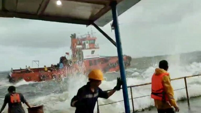 Tim SAR Selamatkan Kru Kapal Tenggelam di Tabuneo Kalsel