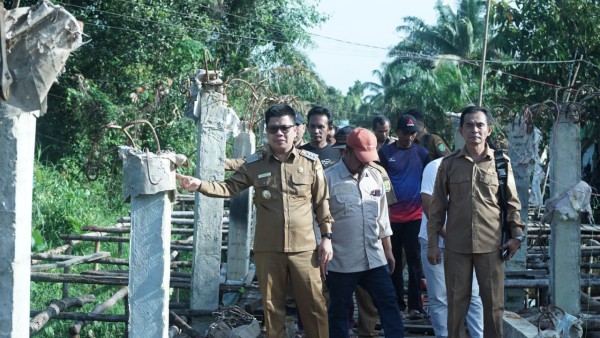 Bupati Satono Tinjau Pembangunan Jembatan Non-APBD di Lubuk Lagak Sambas