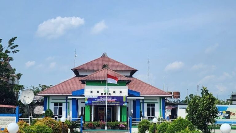 Awas! BMKG Keluarkan Peringatan Potensi Hujan Deras di Kalbar