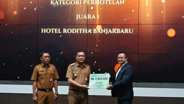 Walikota Banjarbaru Berikan Penghargaan Lingkungan kepada Sekolah dan Instansi