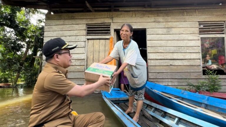 Bupati Satono Tinjau Lokasi Banjir di Sepantai Sambas