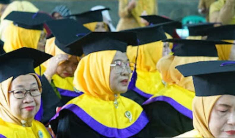 Pemkot Banjarmasin Mewisuda Puluhan Siswa Sekolah Lansia