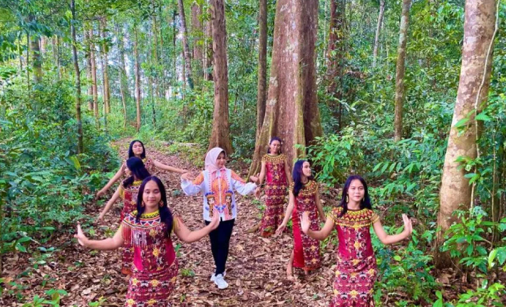 Melibatkan Pengetahuan Adat Dalam Pengelolaan Sumber Daya Alam