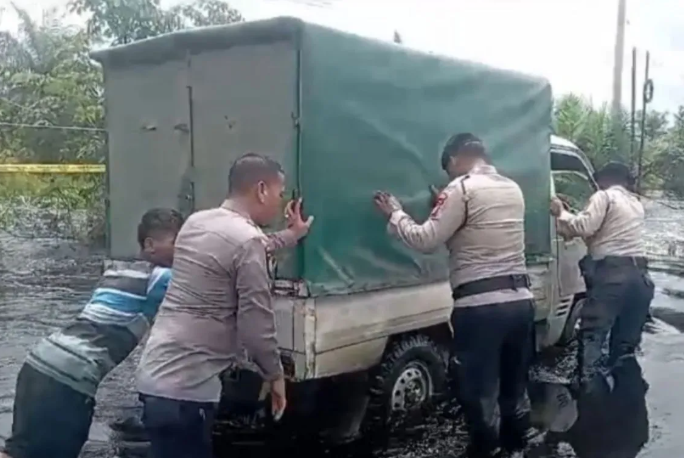 Polda Riau Siagakan Personel di Lokasi Banjir Jalintim Sumatera