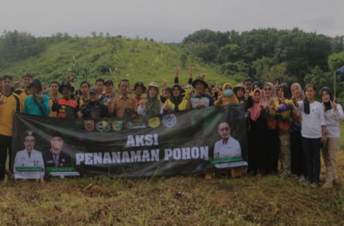 Pemkab Tanah Laut Tanam 200 Bibit Pohon Buah di Embung Riam Pinang