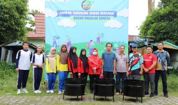 Peduli Sampah, Siswa SMA di Palangka Raya Dekorasi Bak Sampah Kreatif