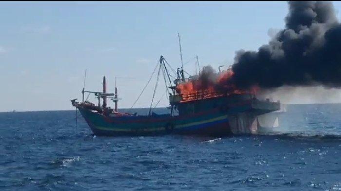 Kapal Cantrang Dibakar