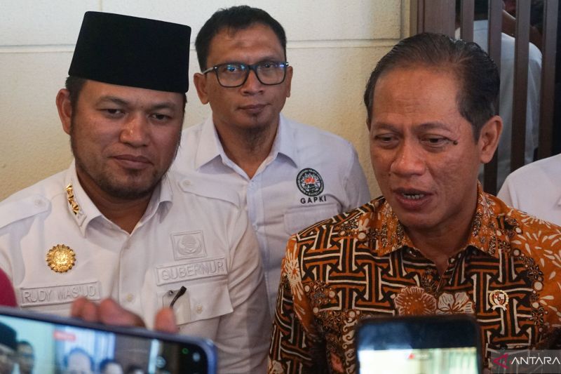 Menteri LH Hanif Faisol Nurofiq: Konsolidasi Perusahaan Sawit Tekan Karhutla