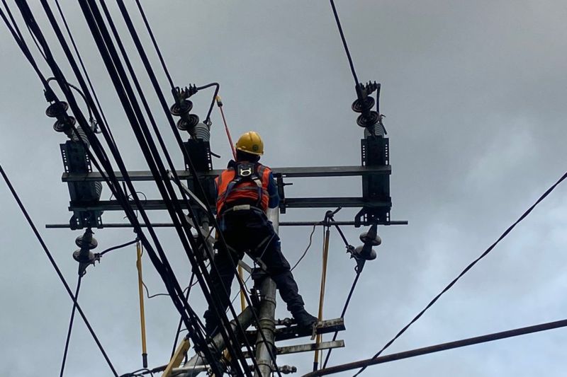 PLN UP3 Ambon Pulihkan Listrik di Amahusu, Setelah Dilanda Banjir dan Tanah Longsor