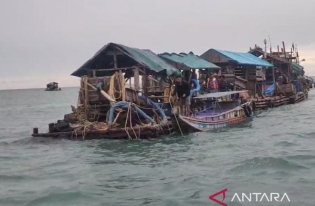 Satpolair Tindak Tambang Timah Ilegal di Teluk Inggris Mentok, 7 Ponton Disita