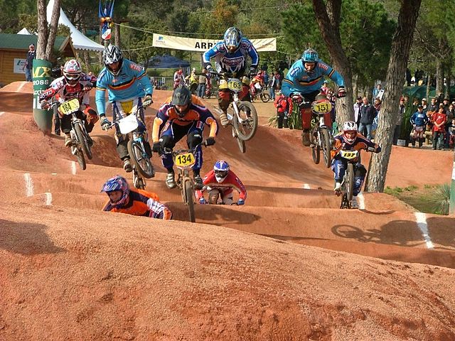 Betarek: Balap Sepeda BMX di Seputar Halaman Mesjid Mujahidin