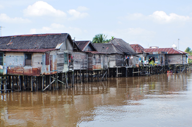 Kolong Rumah Pinggir Sungai