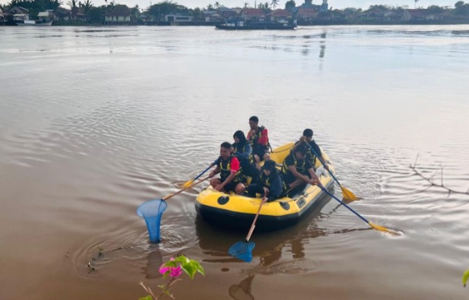 mengumpulkan sampah