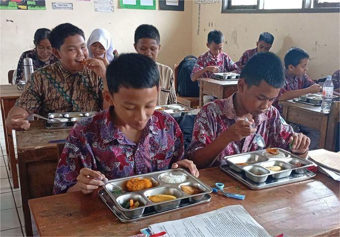 Makan Bergizi Gratis: Ketika Program dan Senyum Anak Bobotsari Terus Berdampingan