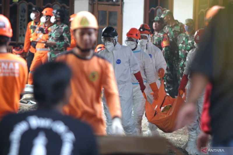 Pesantren Al Khoziny, Ketika Luka Terdalam Berbaur dengan Wajah Tulus Kemanusiaan