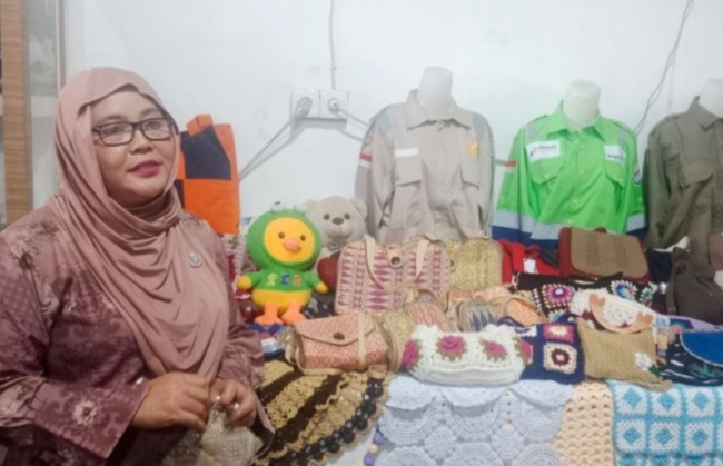 Suci Sustari Berdayakan Perempuan Duri, Jahit Baju Tahan Api