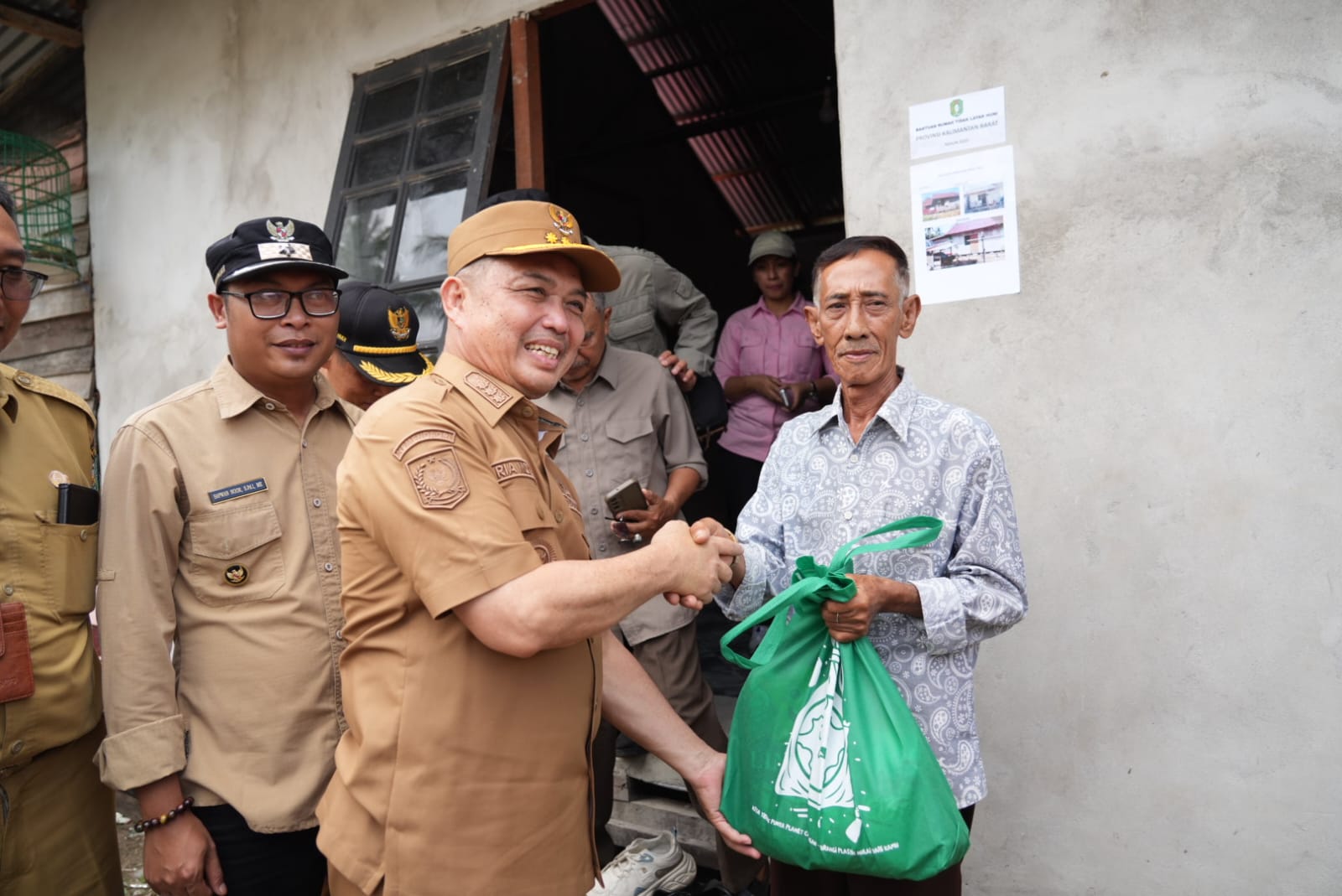 Gubernur Ria Norsan Rehabilitasi Rumah