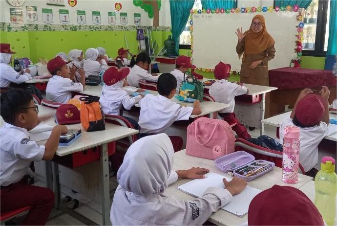 Guru Mengajar di Kelas