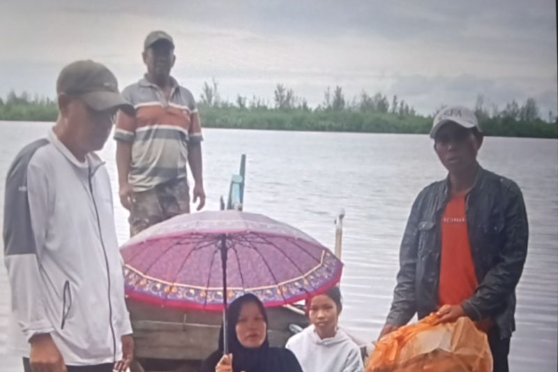 Ibu Hamil Korban Banjir di Pasaman Barat, Dievakuasi dengan Perahu Terjang Air