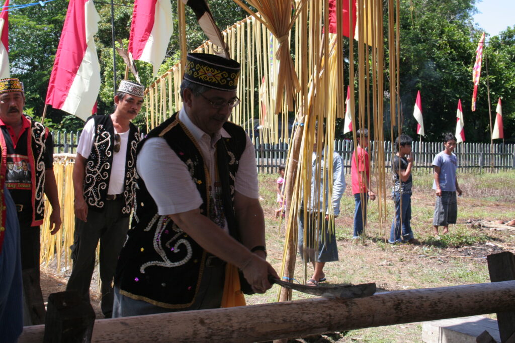 Akil Kunjungan di Kampung Dayak