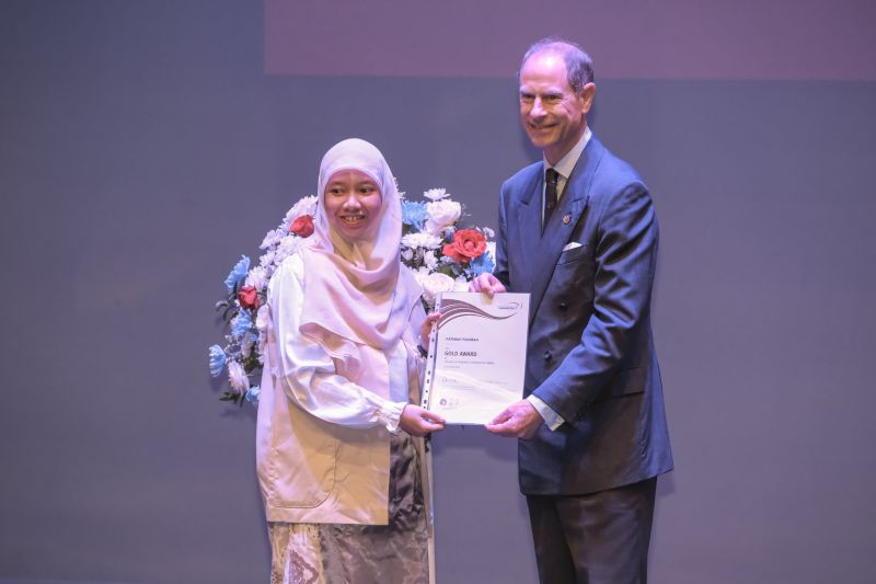 Karya Tulis Membawamu Mengalir Jauh, Fabya Najwa Bertemu Pangeran Inggris