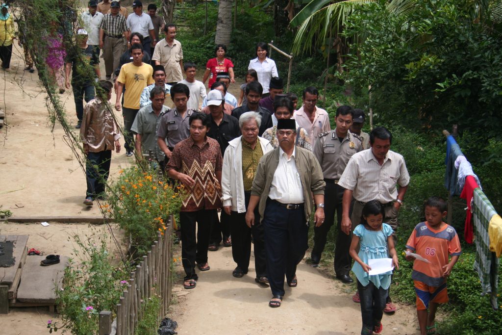 Akil Mochtar Kunjungi Warga