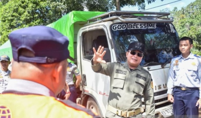 Pemkab Kubu Raya Tertibkan Parkir Liar Mobil Angkutan Barang