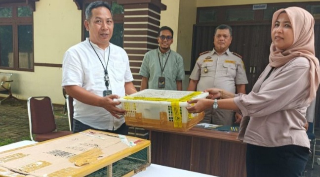 Karantina Kalbar Gagalkan Pengiriman Ilegal Ratusan Burung 