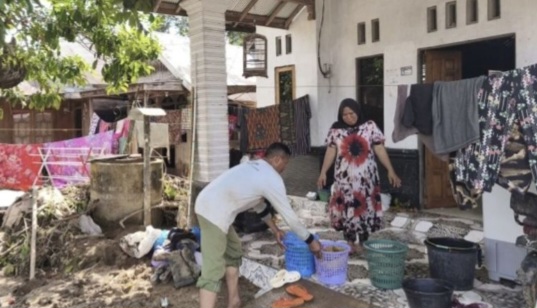 Warga Tebing Tinggi Kalsel Bersihkan Lumpur Pascabanjir Bandang