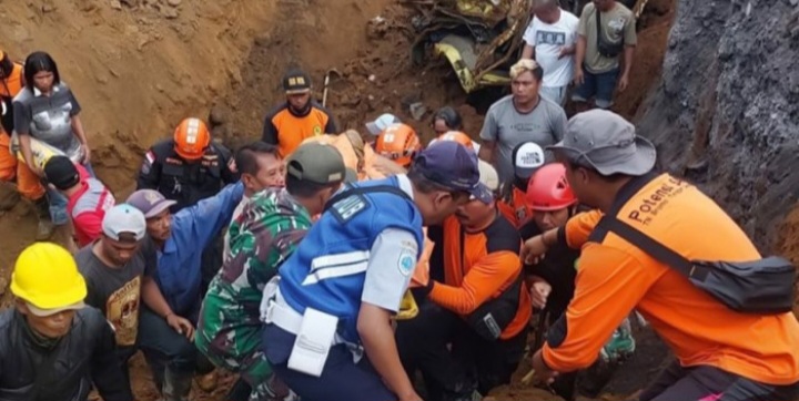 Nanggung Menanggung: Lukisan Pilu di Dinding Tambang Emas