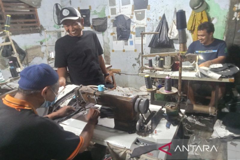 Sosok: Hanafi, Sang Penjahit Keliling yang Menembus Pasar Asia Tenggara