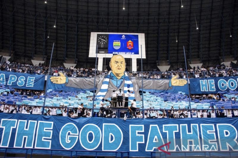 Bobotoh saat menampilkan karya koreografi pa laga pamungkas BRI Super League antara Persib Bandung melawan Persijap Jepara di Stadion Gelora Bandung Lautan Api (GBLA), Kota Bandung, Jawa Barat, Sabtu (23/5/2026). (ANTARA FOTO/Novrian Arbi)