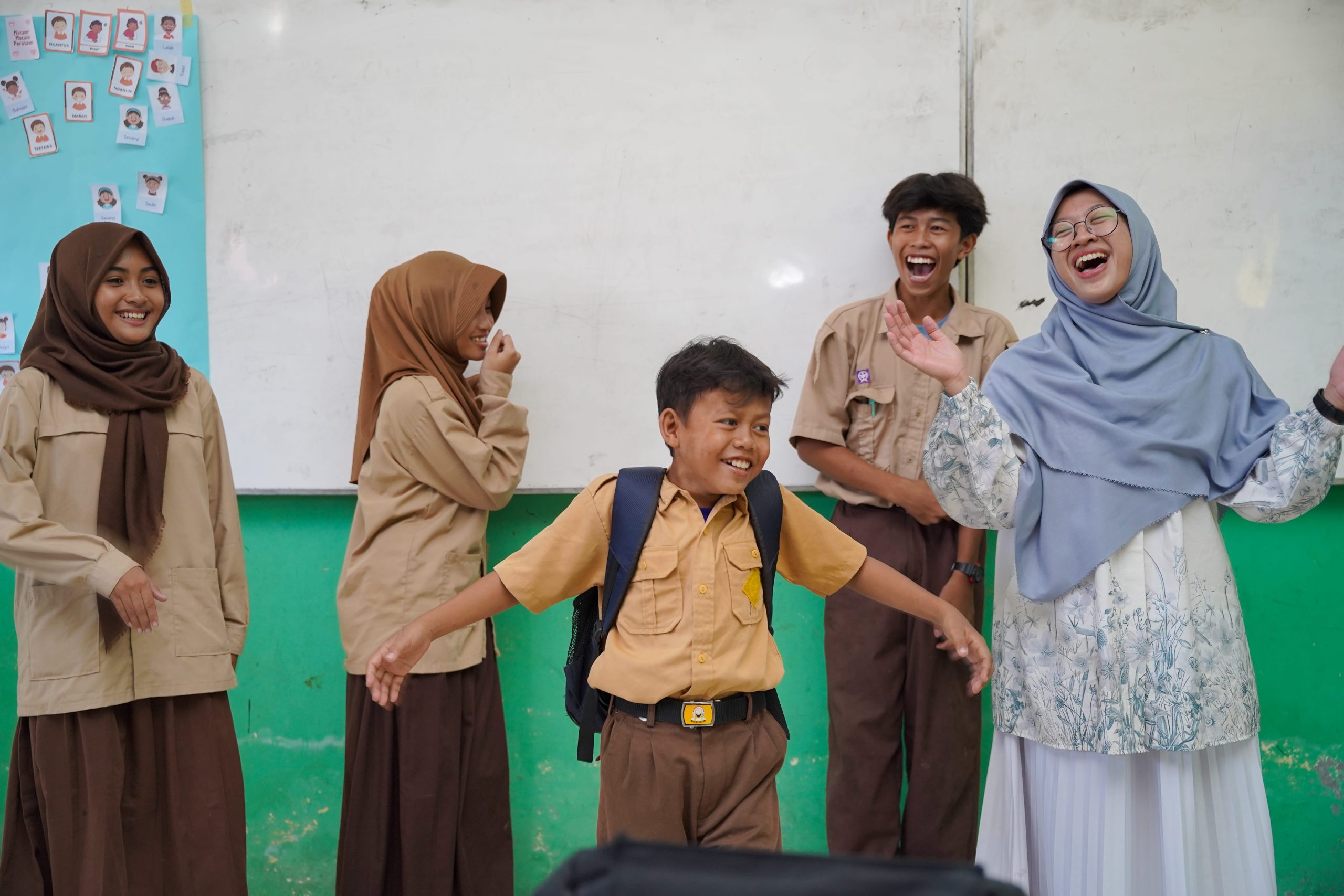 Kisah dari Pelapis: Ketika Guru Seberangi Laut Demi Program DIB Mengajar dan Memupuk Harapan