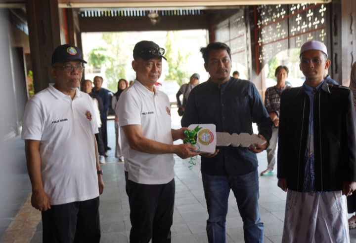 Pemkot Serahkan Bantuan 17 Kendaraan Roda Tiga Pengangkut Sampah
