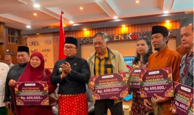 Bupati Kubu Raya Serahkan Intensif untuk Guru Ngaji