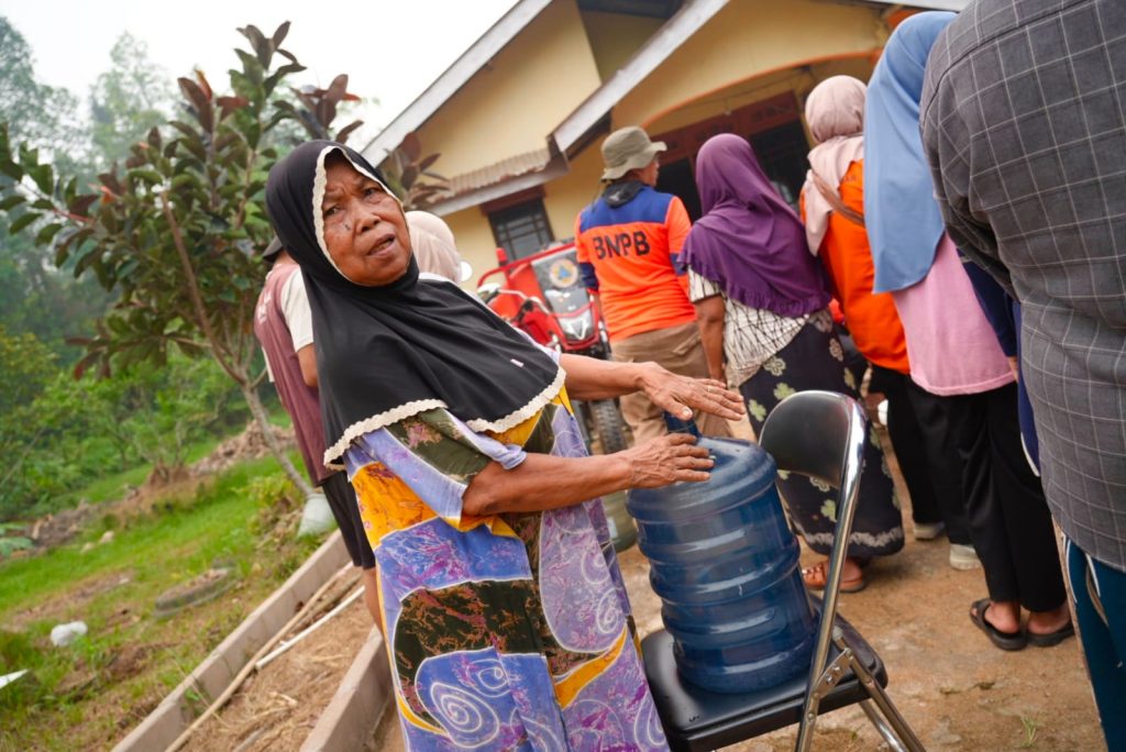 Erlina Ria Norsan Bagikan Air di Kubu Raya