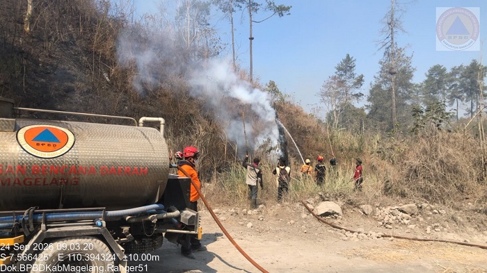 Kebakaran hutan di Taman Nasional Gunung Merapi.