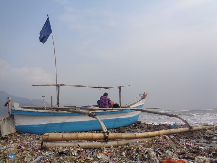 Kerusakan Pantura mengganggu aktivitas nelayan mencari ikan.