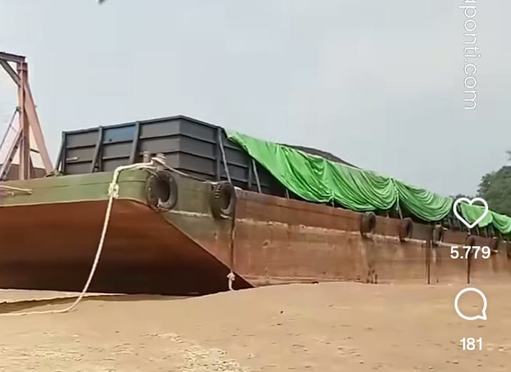 Kapal tongkang pengangkut batu bara kandas di Sungai Kapuas.