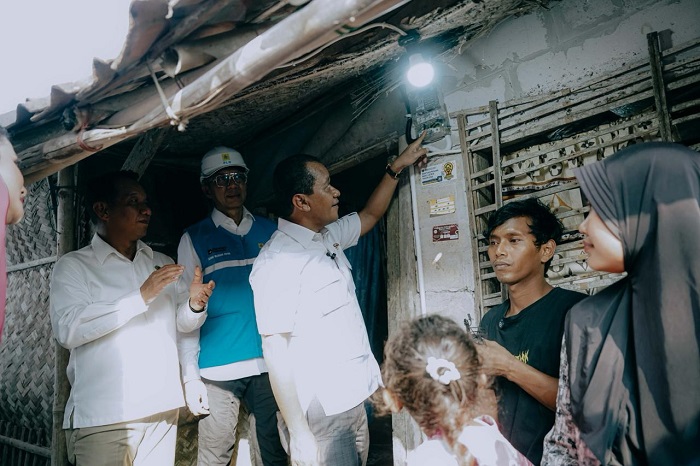Menteri ESDM memantau Program Listrik Desa.